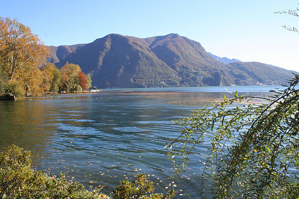 lago com vegetação e montanha no outono cores - swisse imagens e fotografias de stock