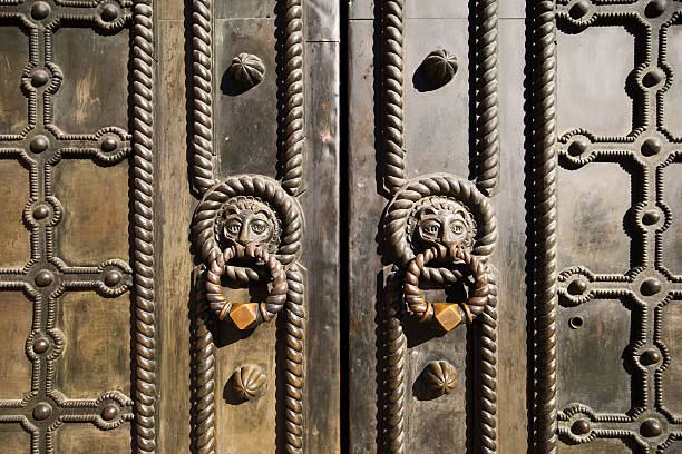 bügeleisen-tor - door knocker door lion luxury stock-fotos und bilder