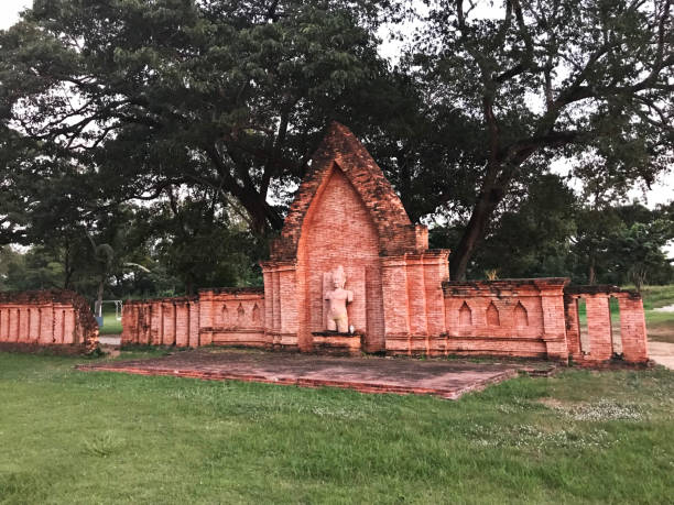 muro d'arte cambogiana o scultura in pietra khmer art. - carving cambodia decoration thailand foto e immagini stock