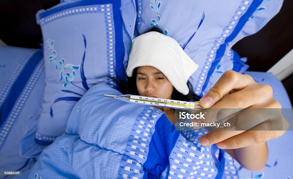 Bella giovane donna malata a letto - Foto stock royalty-free di Adulto