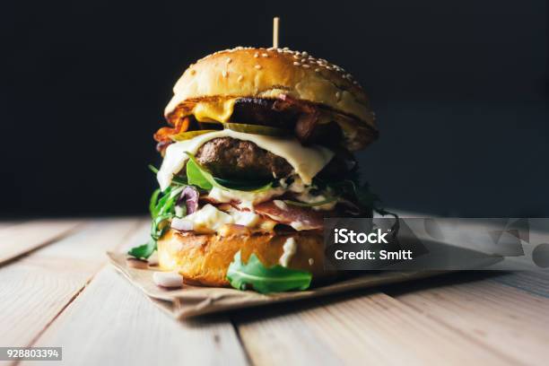 Appetitoso Cheeseburger Su Tavolo Di Legno - Fotografie stock e altre immagini di Hamburger - Hamburger, Gastronomico, Hamburger di manzo