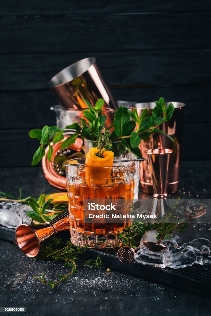 Alkohol Cocktail Negroni. Orange, Likör, Eis. Auf einem schwarzen Hintergrund aus Holz. - Lizenzfrei Alkoholisches Getränk Stock-Foto