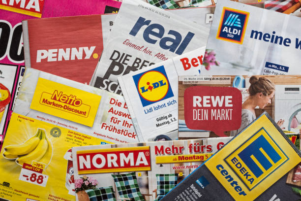 Leaflets and flyers of German supermarket chains Amberg, Germany - February 26, 2018: Advertising leaflets of some German supermarket chains. Logos and brands are visible. Lidl, Aldi Süd, Penny Markt, Norma, Netto, Edeka, Real, Rewe. discount store stock pictures, royalty-free photos & images