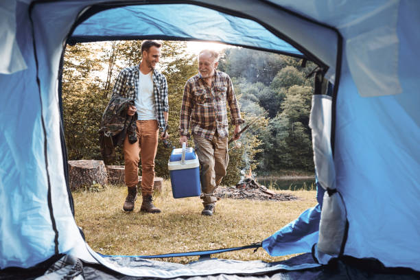 男性は行くと会話 - camping family nature tent ストックフォトと画像