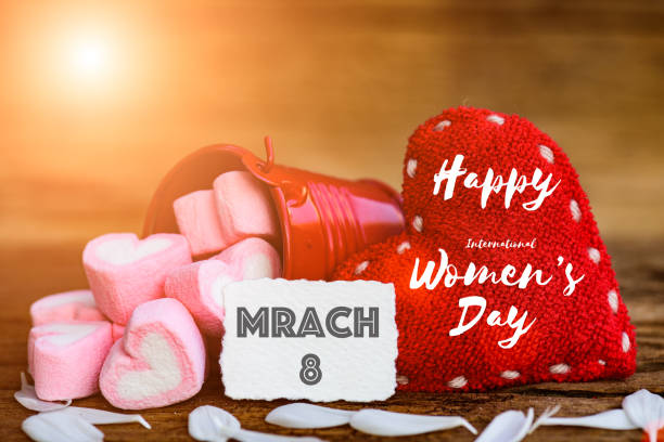8 marca happy women's day wiadomość na drewnianym tle z ręcznie czerwonym sercem i marshmallow w czerwonym wiadrze. - cushion pillow heart shape multi colored zdjęcia i obrazy z banku zdjęć