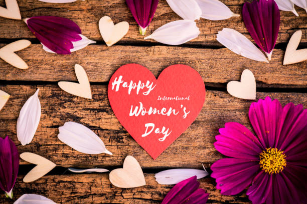 8 marzo messaggio happy women's day su sfondo di legno con cuore rosso fatto a mano e fiori bianchi e viola. - cushion pillow heart shape multi colored foto e immagini stock