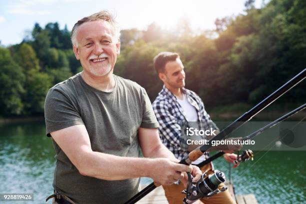 Photo libre de droit de Portrait De Gai Homme Senior Pêche banque d'images et plus d'images libres de droit de Pêche - Activité de plein air - Pêche - Activité de plein air, Industrie de la pêche, Père