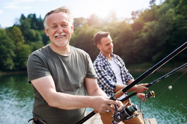 portret wesołego seniora połowów - fishing supplies zdjęcia i obrazy z banku zdjęć