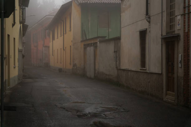o mística rua da cidade, dia de neblina na itália - street light fog morning country road - fotografias e filmes do acervo