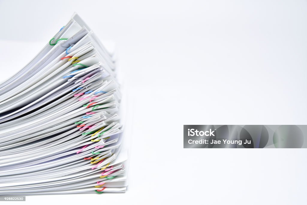 Uma pilha de documentos com espaço de cópia sobre fundo branco. - Foto de stock de Papel royalty-free