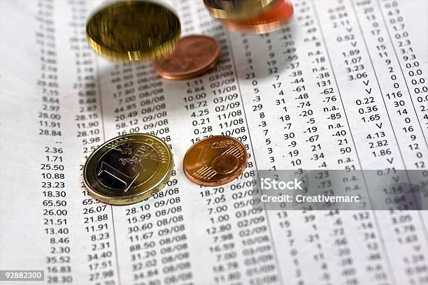 Finanzas Corporativas Monedas En Euro Índice Negativo Foto de stock y más banco de imágenes de Accesorio financiero