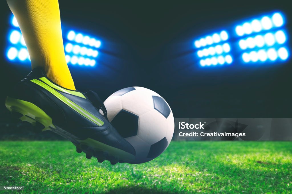 Cận cảnh chân đá bóng bên trên Sảnh soccer - Trả phí Bản quyền Một chuyến Buổi tối - Thời gian ngoan trong thời gian ngày Bức hình ảnh sẵn có