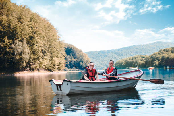 wędkarstwo nad jeziorem jest ich wspólną pasją - rowboat zdjęcia i obrazy z banku zdjęć