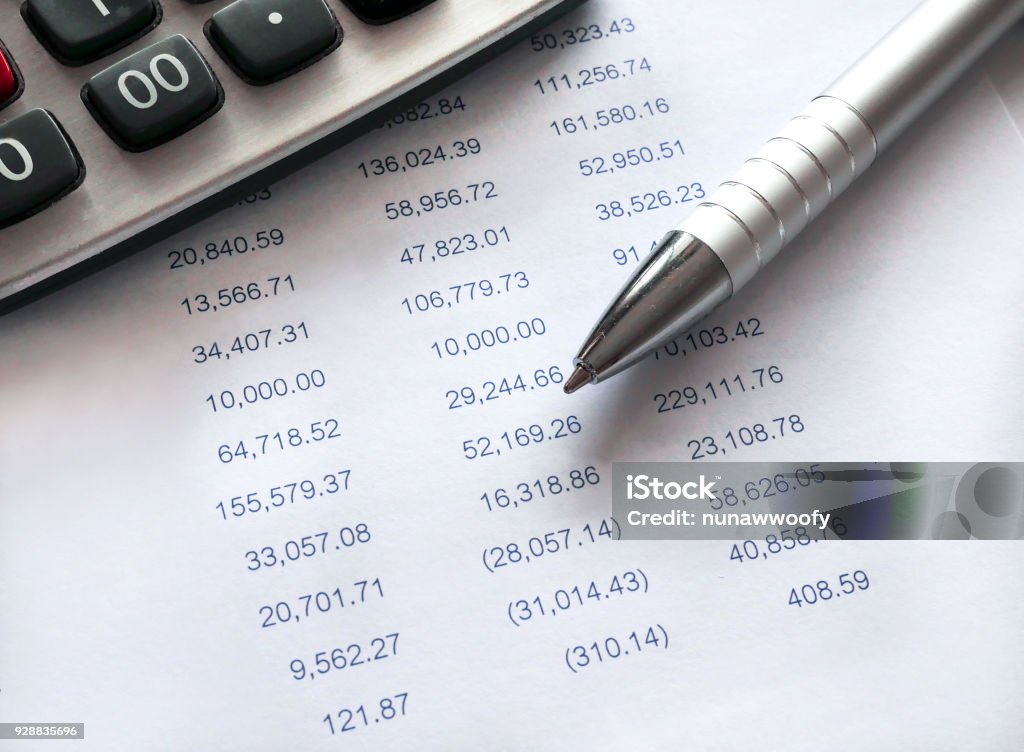 Tabelle mit Stift und Taschenrechner. - Lizenzfrei Budget Stock-Foto