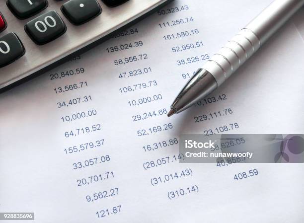 Tabelle Mit Stift Und Taschenrechner Stockfoto und mehr Bilder von Budget - Budget, Tabellenkalkulation, Analysieren