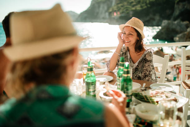 ビーチでの休暇を楽しんで友人 - corfu greece sea beach ストックフォトと画像