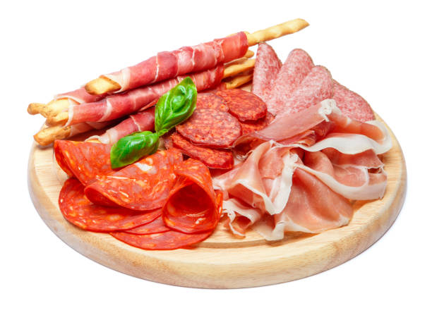 холодная копченая мясная тарелка со свиными отбивными, прошутто, салями и хлебными палочками - prosciutto ham meat parma ham стоковые фото и изображения
