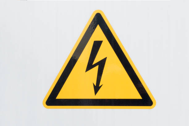 znak wysokiego napięcia z bliska - na szarym tle - warning symbol danger warning sign electricity zdjęcia i obrazy z banku zdjęć