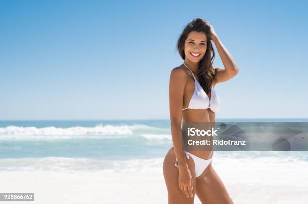 Mujer Disfrutando De Tomar El Sol En La Playa Foto de stock y más banco de imágenes de Mujeres - Mujeres, Biquini, Una sola mujer