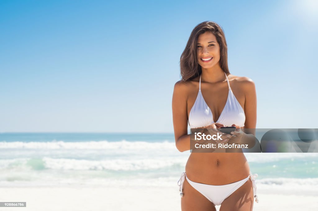 Femme en bikini à l’aide de téléphone - Photo de Femmes libre de droits