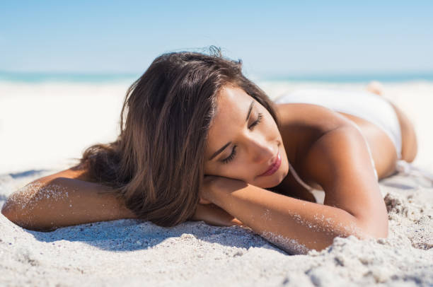 bella donna sdraiata sulla sabbia - china sea foto e immagini stock