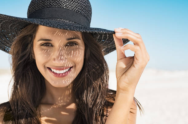 mujer con sombrero negro en la playa - women summer hat beach fotografías e imágenes de stock