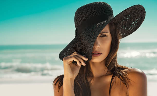 mujer de moda con sombrero de paja en la playa - beach beauty in nature beautiful brown hair fotografías e imágenes de stock