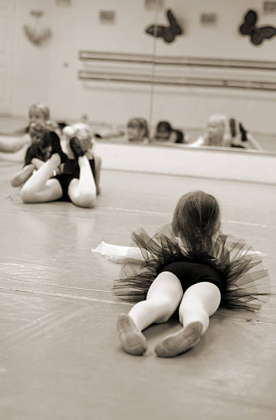 riscaldamento e stretching nella classe di danza classica (seppia - jazz ballet foto e immagini stock