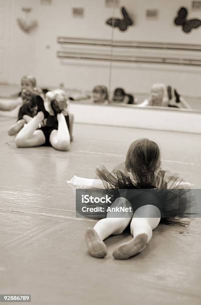 Foto de Faça Aquecimento E Alongamento No Balé Classe Sépia e mais fotos de stock de Balé