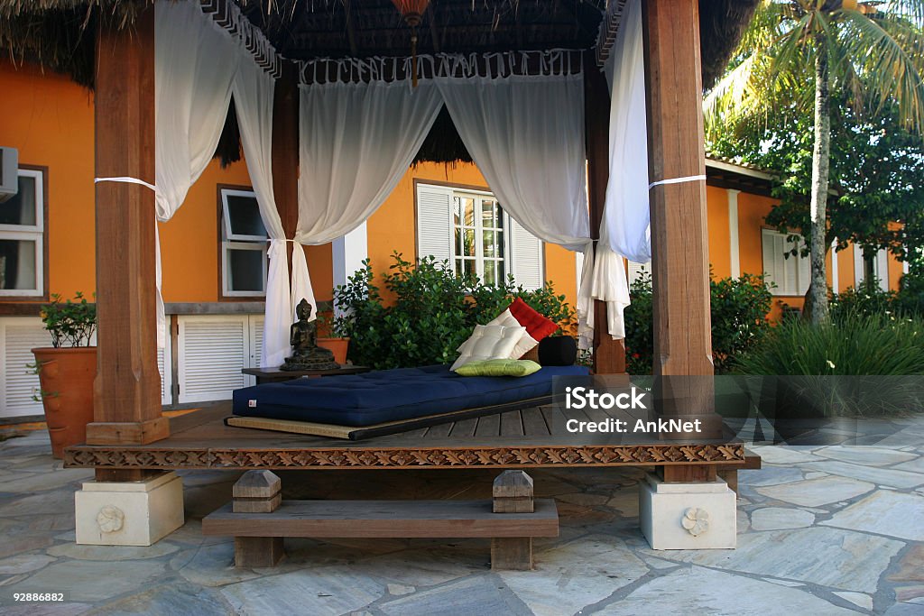 Meditação gazebo em refúgio tropical - Foto de stock de Bem-estar mental royalty-free