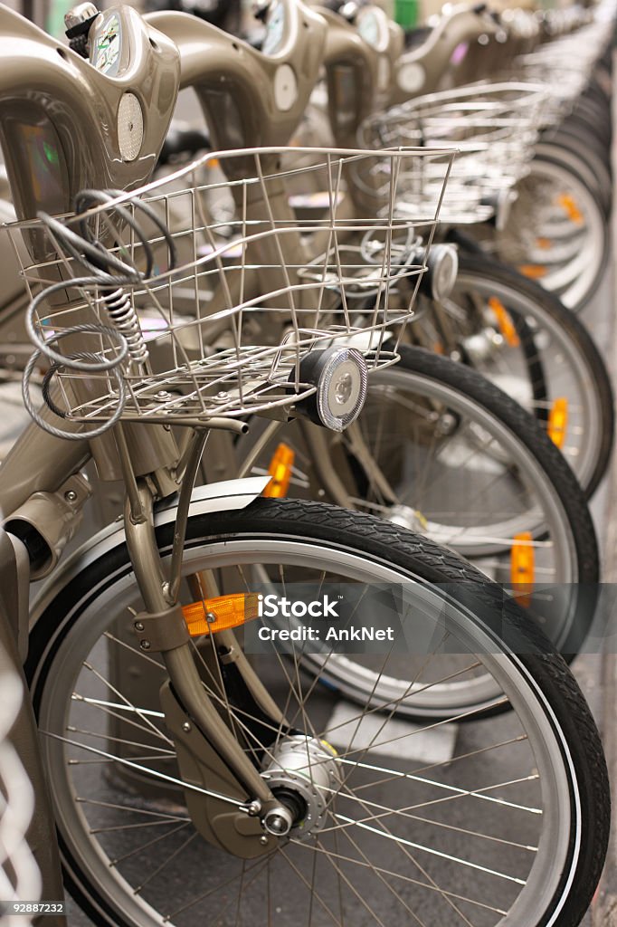 Rower do wynajęcia. parking rowerowy w Paryżu, we Francji. - Zbiór zdjęć royalty-free (Bicykl)