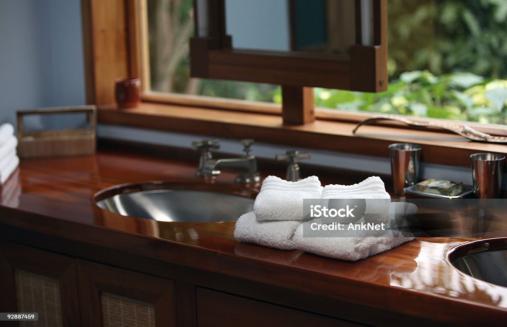 Baño de lujo en la villa tropical. - Foto de stock de A la moda libre de derechos