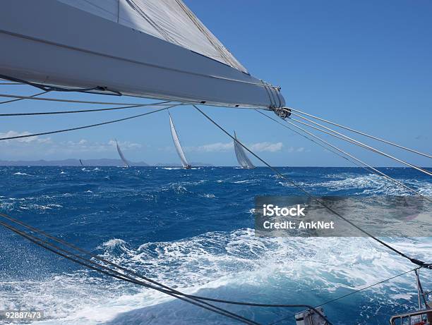 Boa Vela Contra O Vento Vela Em Iate Em Stbarths - Fotografias de stock e mais imagens de Iate - Iate, Vela - Desporto Aquático, Veleiro