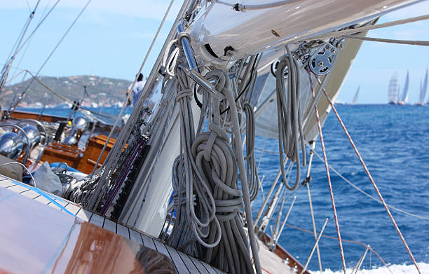 Voilier, cordages, gréement, voile, barre, bout, pont, poulies, etc…