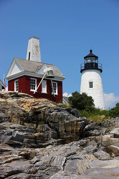 灯台では、崖、ペマクイッド、メーヌ米国 - pemaquid peninsula lighthouse maine pemaquid point ストックフォトと画像