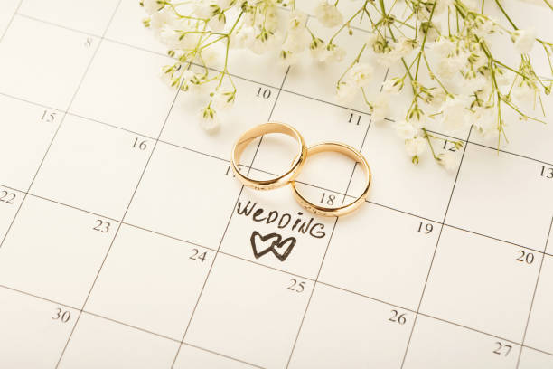甘い花のカレンダー上の単語の結婚式 - ring wedding gold single object ストックフォトと画像