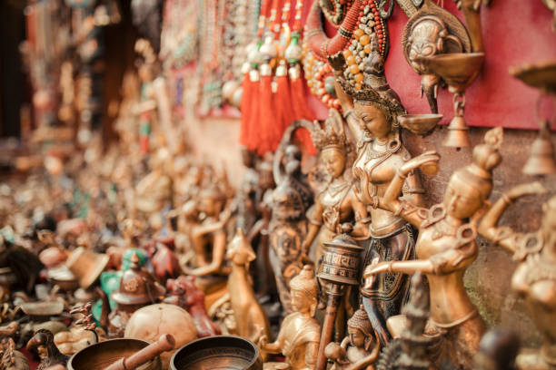 istock Dancing golden statues on a market 928882378