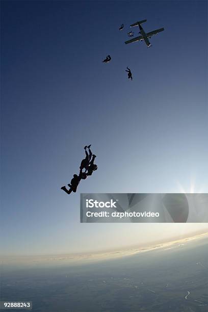 Skydivers Salto Foto de stock y más banco de imágenes de Avión - Avión, Caída libre - Caer, Caída libre - Paracaidismo