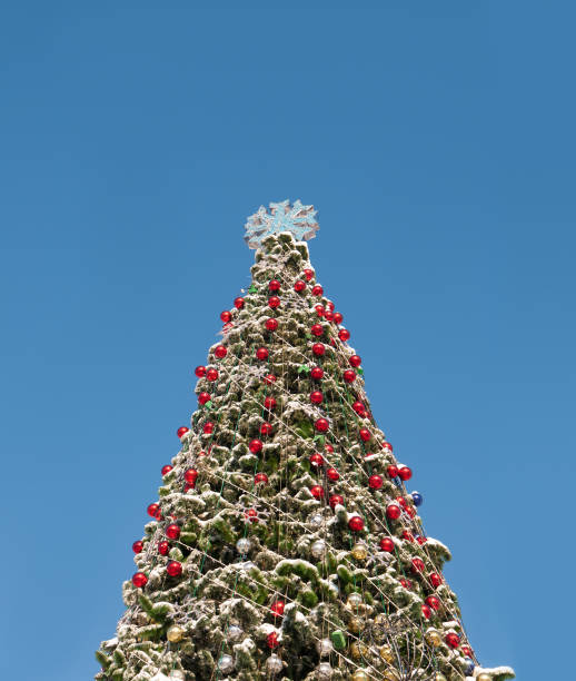 istock Christmas tree with toys outside in the snow 928889100