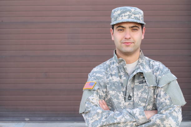 soldato sorridente primo-up isolato con spazio di copia - soldier hat foto e immagini stock