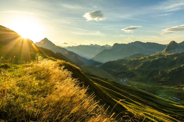 красивый восход солнца и слоистые горные силуэты рано утром. лехтал и allgau альпы, бавария и австрия. - lech valley стоковые фото и изображения