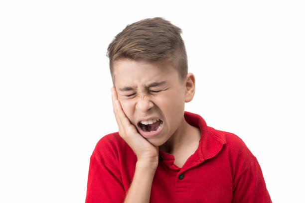 porträt von besorgt kleiner junge mit zahnschmerzen auf weißem hintergrund - human teeth little boys behavior expressing negativity stock-fotos und bilder