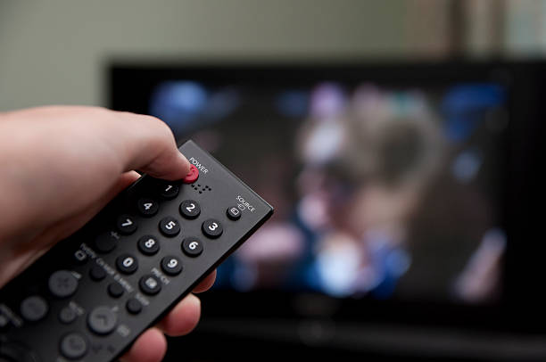 television remote control - startknop stockfoto's en -beelden
