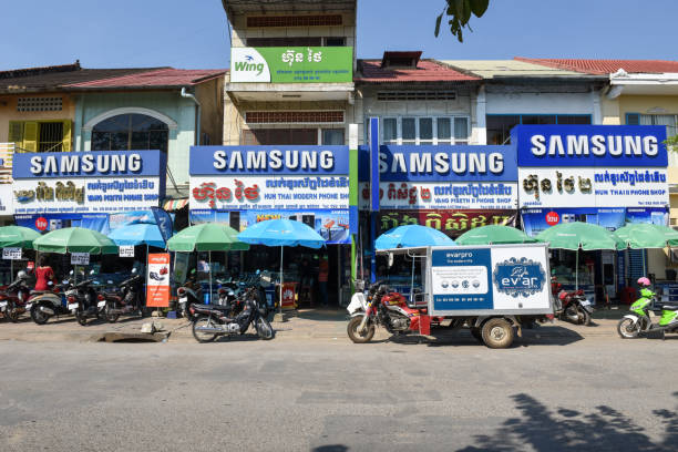 fench colonial abriga com banner de propagandas em battambang no camboja - cambodia khmer architecture outdoors - fotografias e filmes do acervo