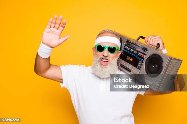 Foto de Sim Mano Qual É Cara Legal Vovô Alegre Animado Envelhecido Engraçado Sexy Gangster Eyewear Com Gravador De Ghetto Blaster De Recorte De Baixo Velha Escola Roubados Enganando Ginásio Sucesso Tecnologia Hiphop e mais fotos de stock de Pessoas