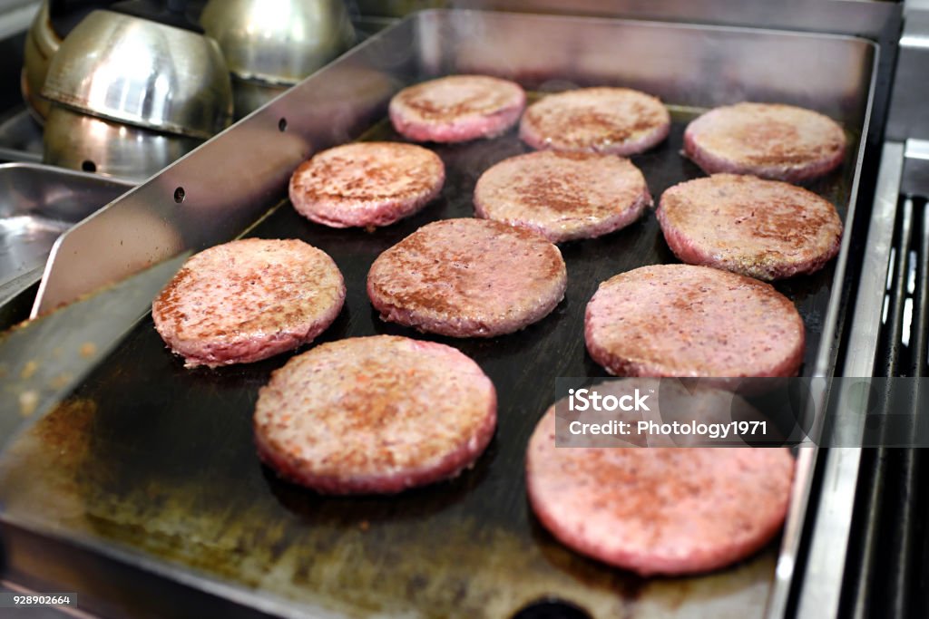File Di Polpette Di Hamburger Che Cucinano Su Una Piastra Calda -  Fotografie stock e altre immagini di Alimentazione non salutare - iStock