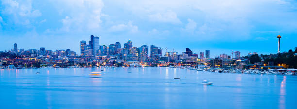 lake union and downtonw city skyline of seattle - seattle night skyline architecture and buildings imagens e fotografias de stock