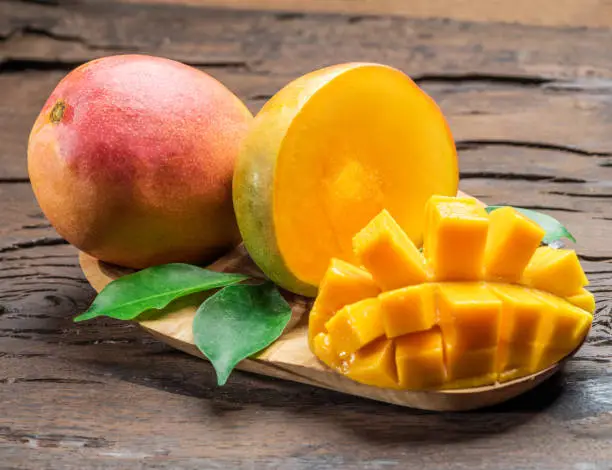 Photo of Mango fruits and mango slices.