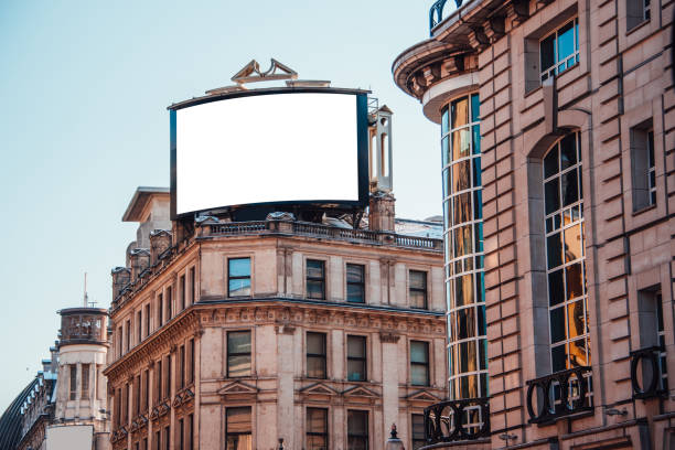 advertisement panel on top of building - quadro de altura imagens e fotografias de stock