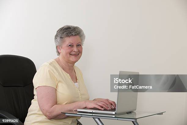 Retirado Mujer En La Computadora Portátil Foto de stock y más banco de imágenes de 60-69 años - 60-69 años, 70-79 años, Adulto